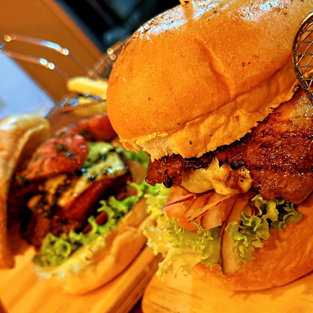 Hamburguesa con Carne  asada al Carbón en el Restaurante Del Toro Parrilla en Armenia Quindío
