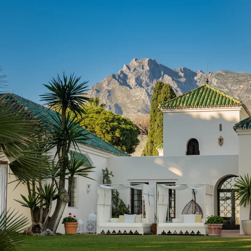 Front view of Villa El Rincon with mountains behind