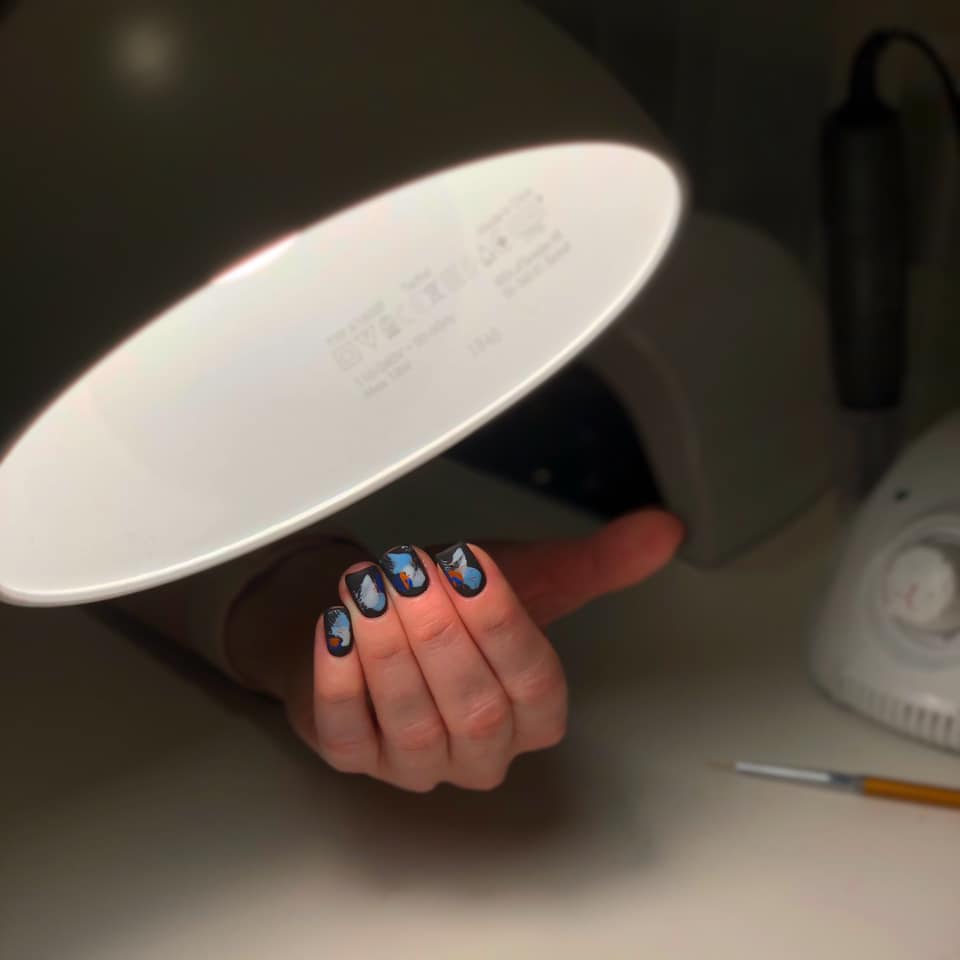 Klientei atliktas kombinuotas manikiūras su penkių atspalvių geliniu lakavimu