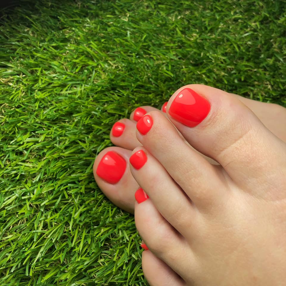 Atliktas higieninis pedikiūras ir vienspalvis lakavimas