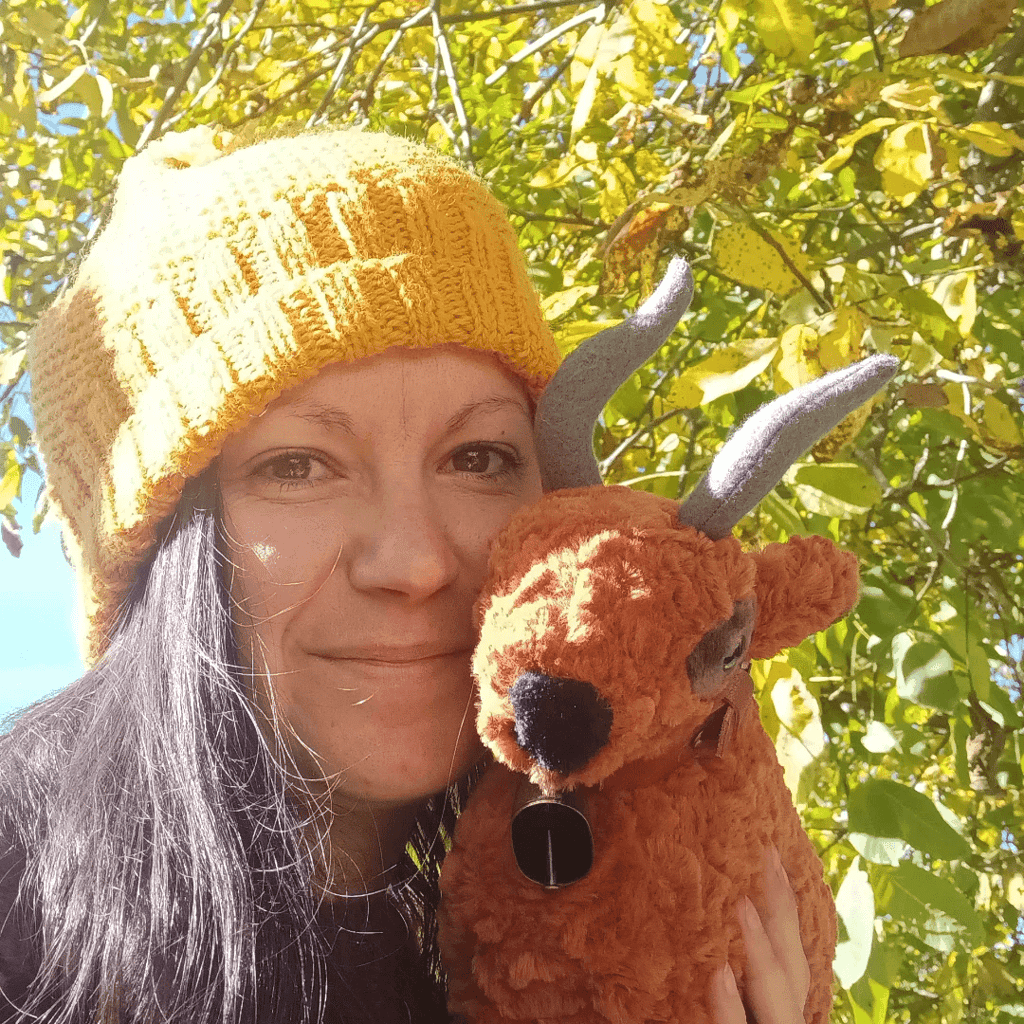 Créatrice de peluches artisanales tenant une peluche cousue main, illustration du lien entre créatio