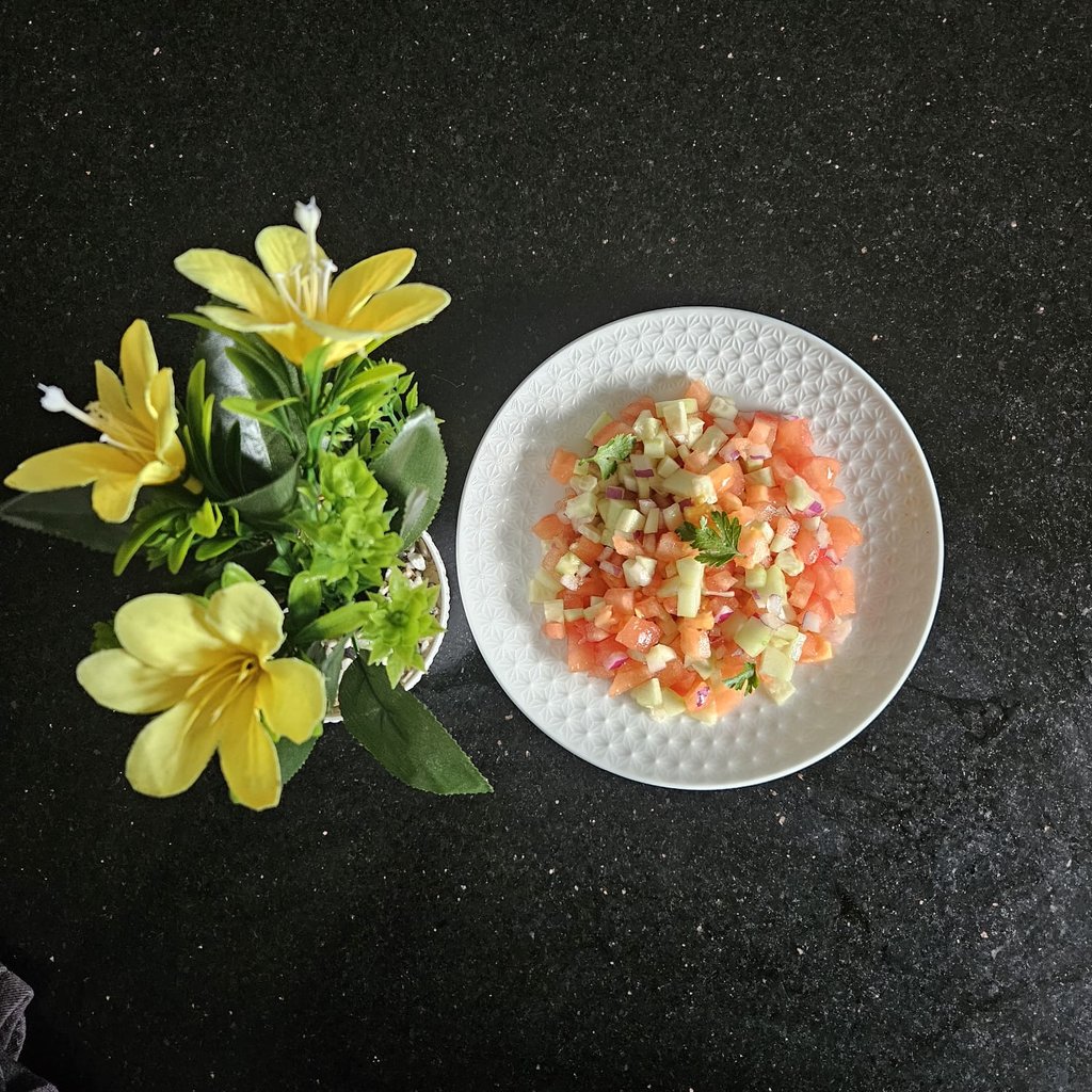 salade concombre, tomates, oignons