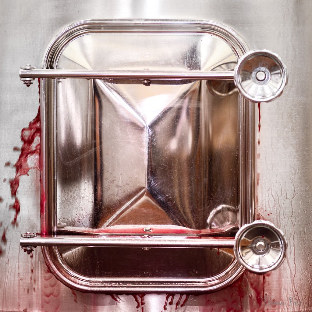 photographie vinification coulures rouges flux sur inox Éléonore Parc photographe d’art Bourgogne