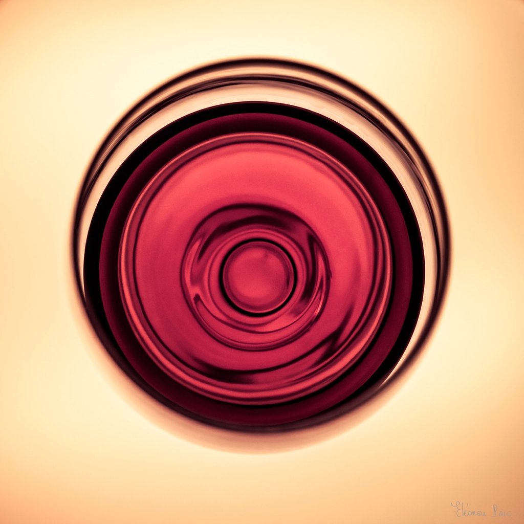 Verrre de vin rouge en mouvement vu de dessus