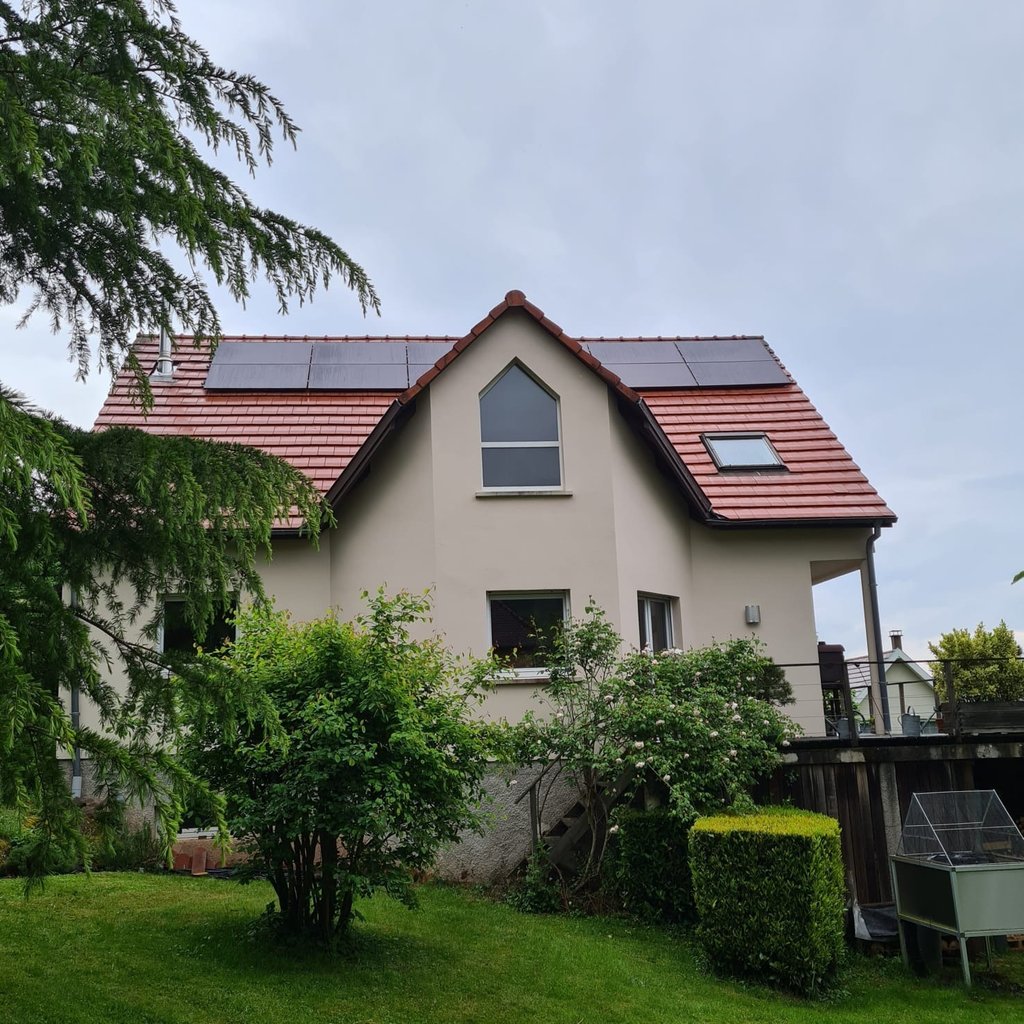 Installation de panneaux photovoltaïques réalisée par la société ALSUN ENERGY