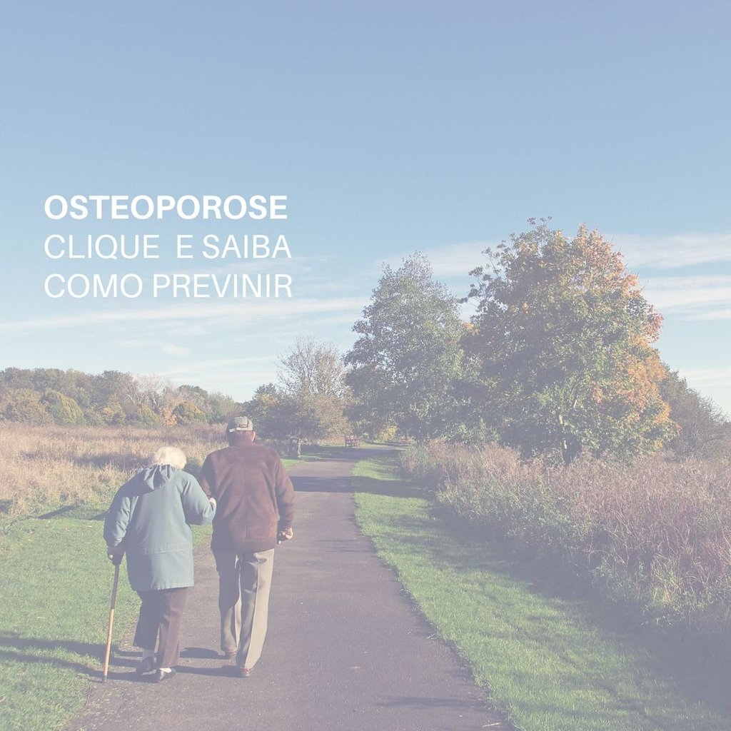 casal de idosos caminhando