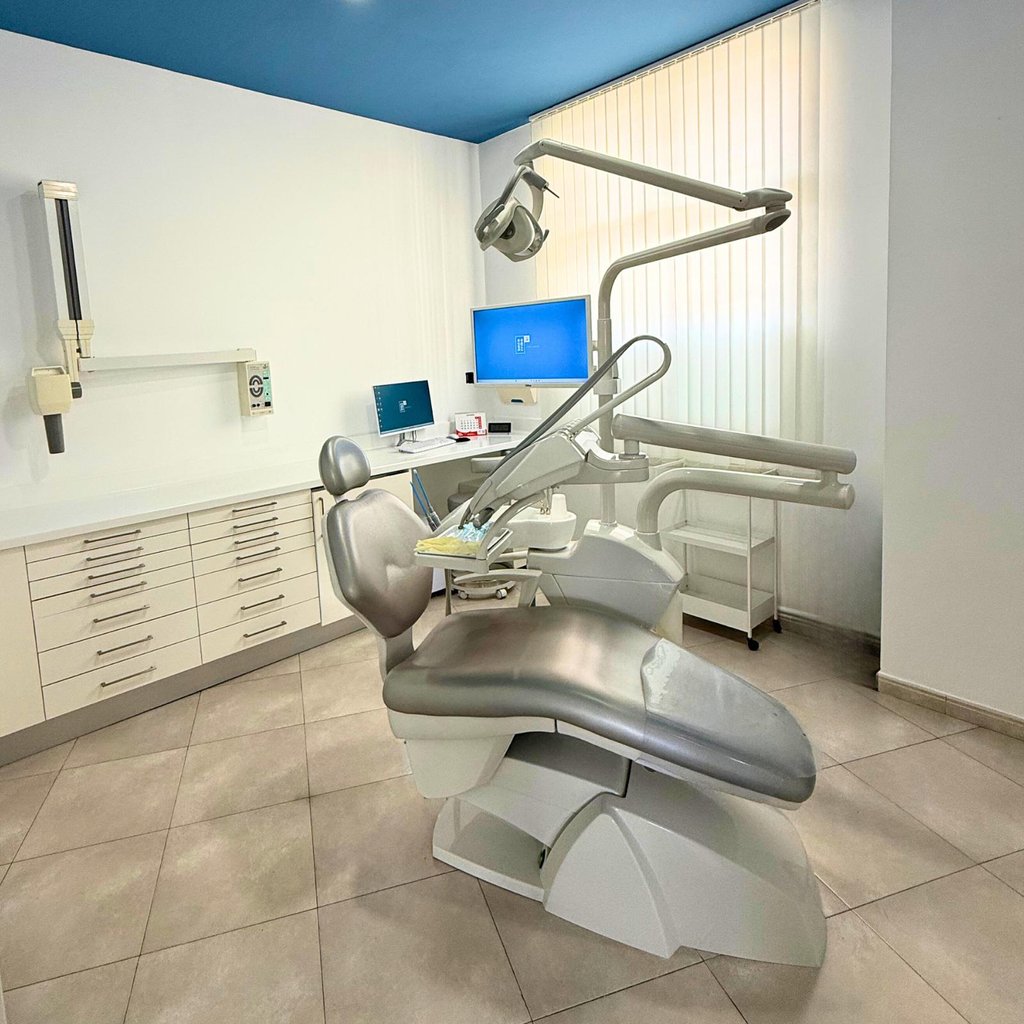 Consultorio dental moderno de la Clínica Bocarriba en El Médano, con un sillón dental gris