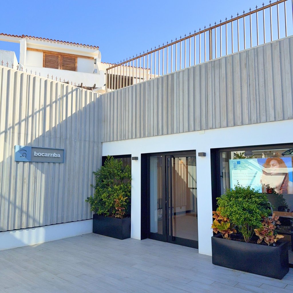 Exterior de la fachada de la Clínica dental Bocarriba en Costa del Silencio, con un diseño moderno 