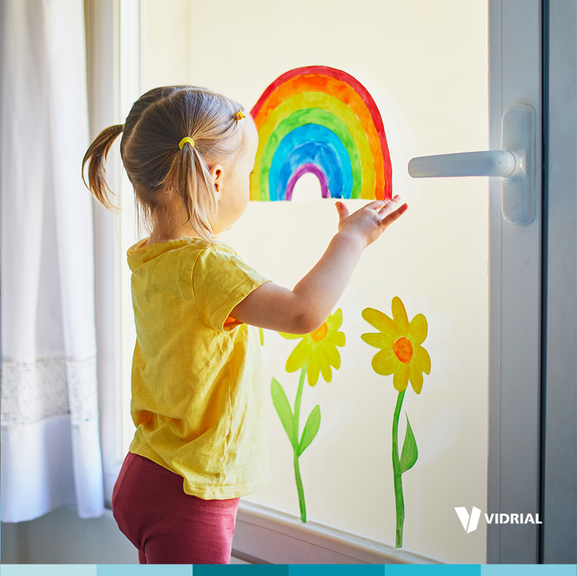 img niña frente a vidrio