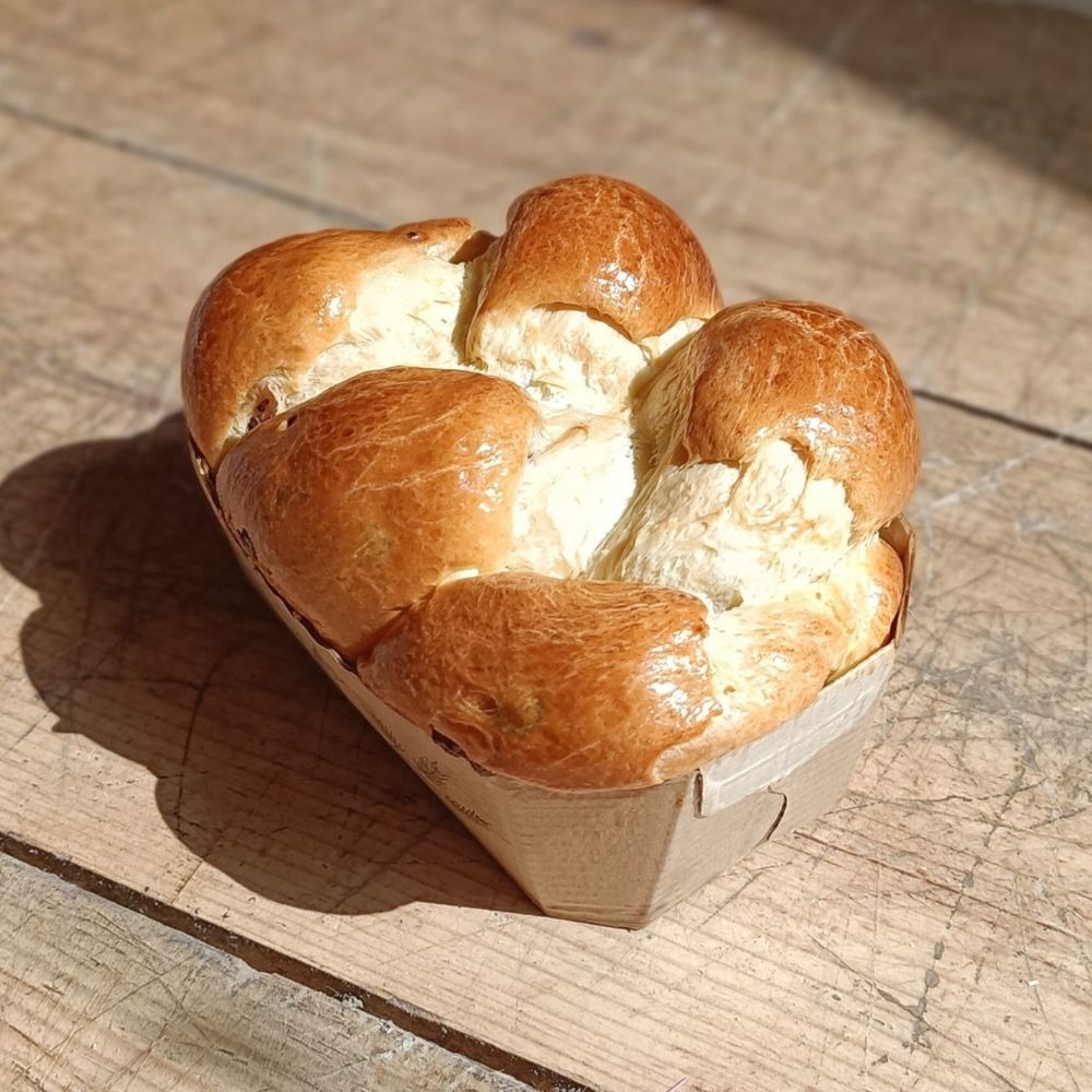 une brioche tressée artisanale