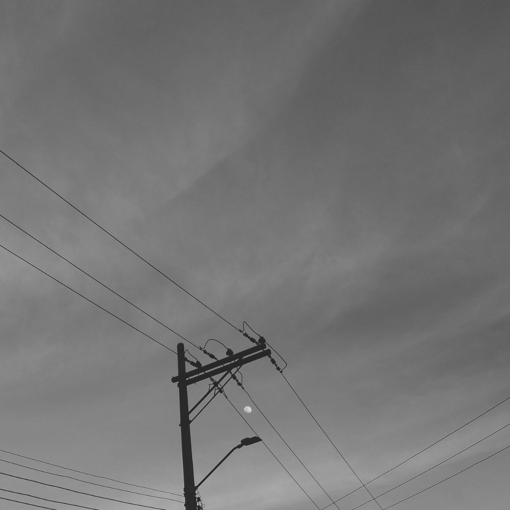 Líneas y luna: Composición minimalista en blanco y negro.