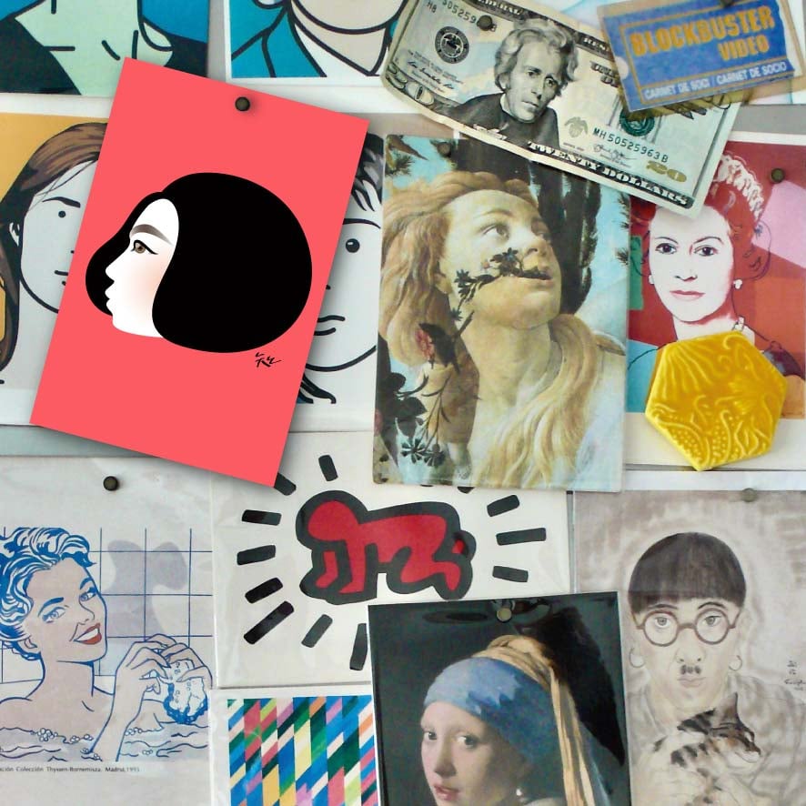 retrato de Tomo Iida con sus postales a fondo