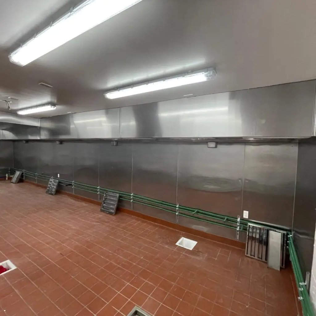 Campanas de cocina de acero galvanizado en restaurante