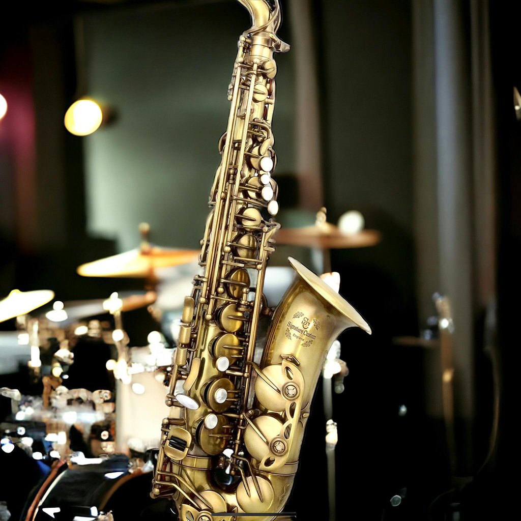 un saxophone alto neuf présenté devant une batterie