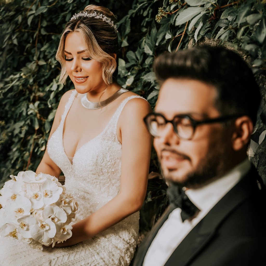 Wedding photography in London – bride and groom sitting with bouquet by Fred Art Studio.
