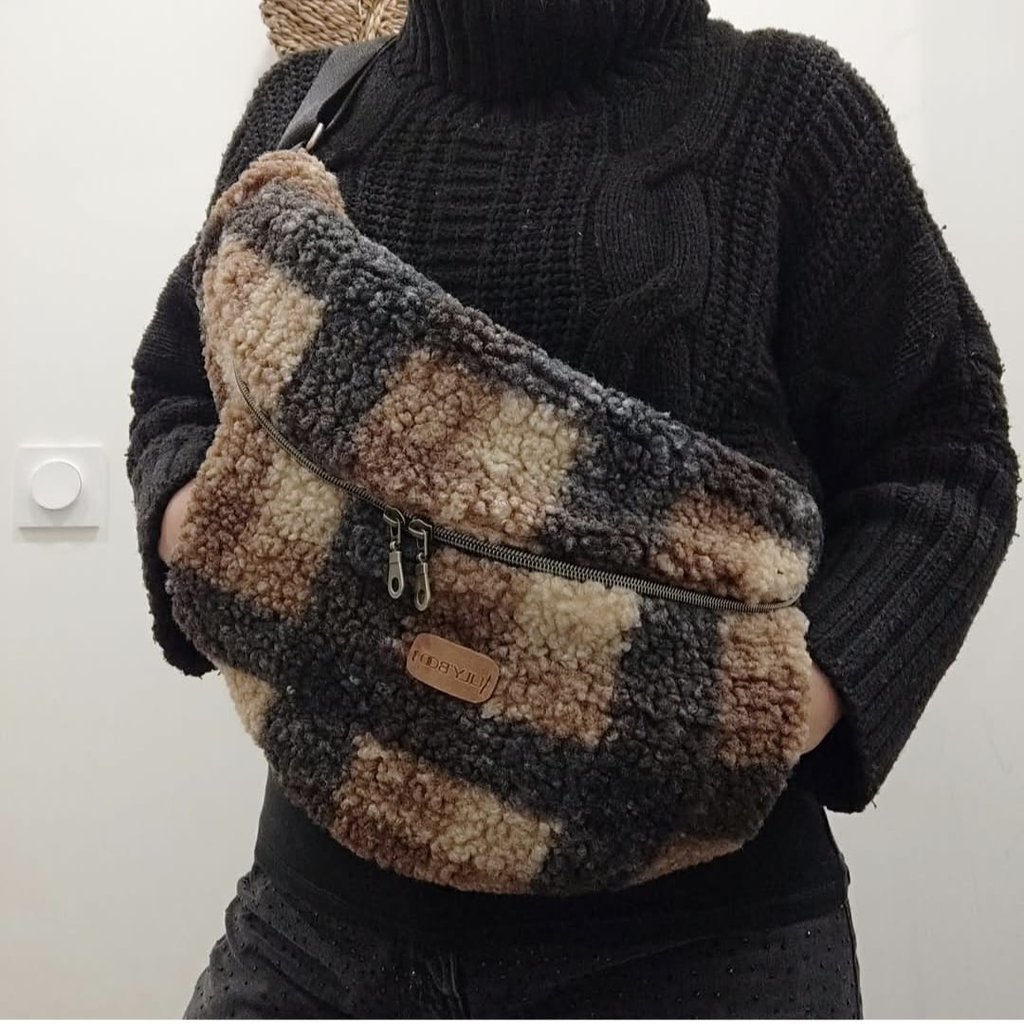 sac banane lilyboo fait main porté en bandouillère, les mains dans les poches en moumoute 