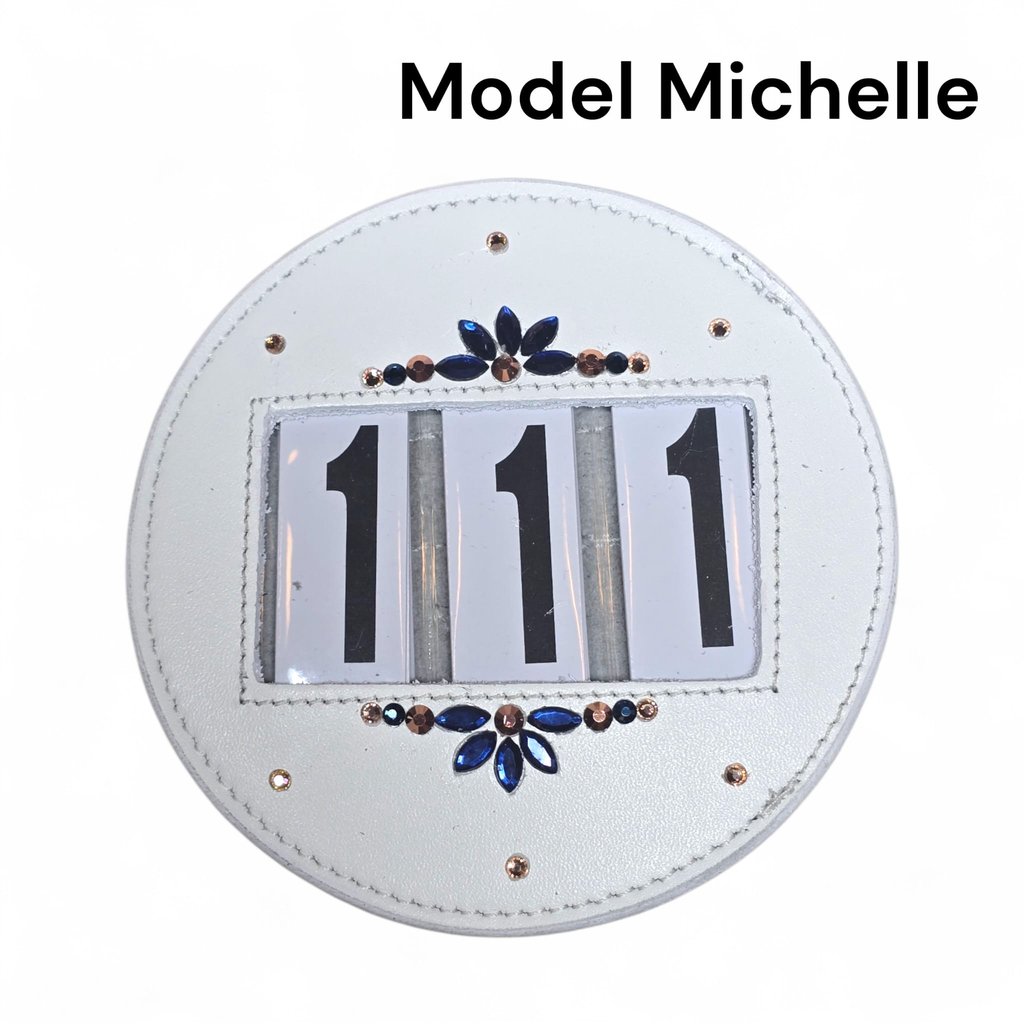 Startnummer van Moeders Mooiste Frontriemen met blauwe strass