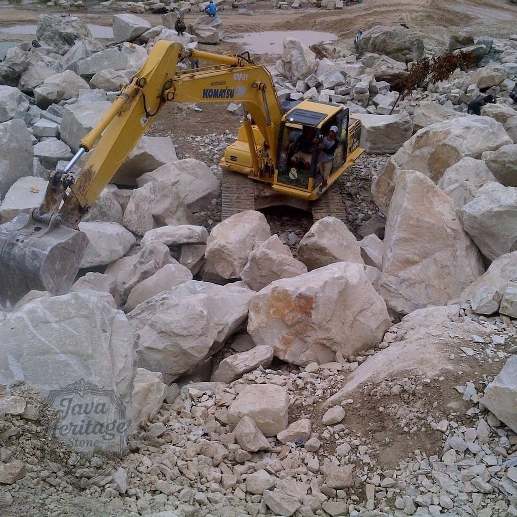 Alat berat excavator beroperasi di tambang andesit palimanan, proses pengambilan material