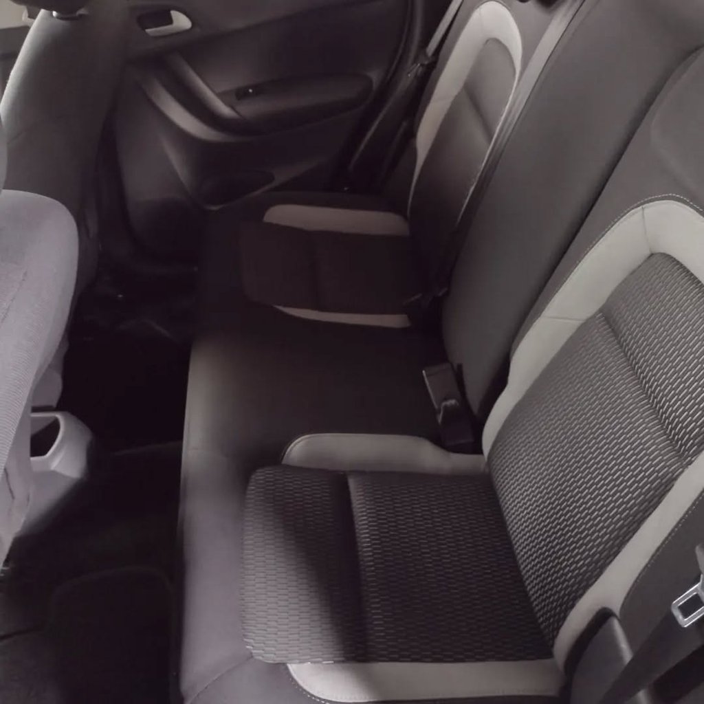Limpeza do interior do carro em Campinas: assentos traseiros renovados após extração de sujeira.