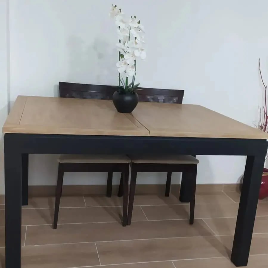 mesa de comedor restaurada con pintura de color negro y efecto madera