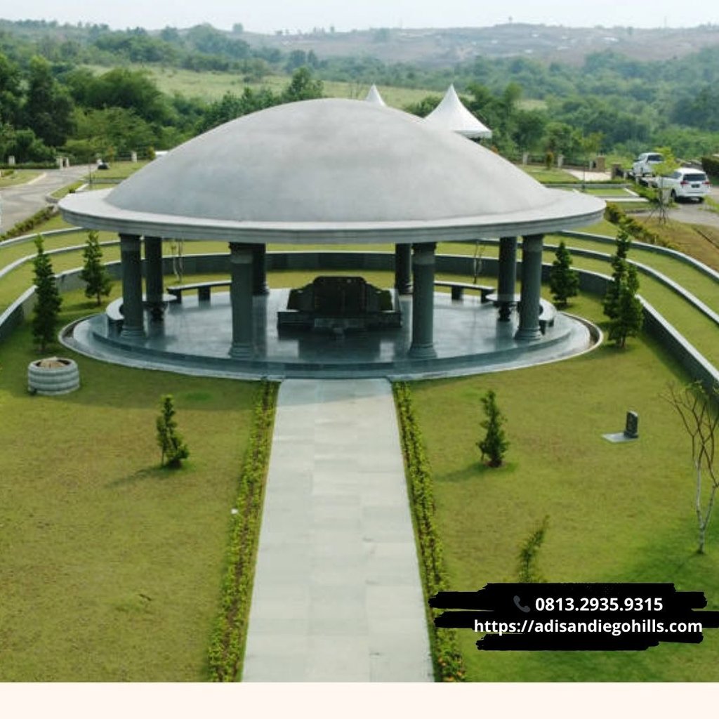 Lokasi ini memenuhi kriteria "Makam sesuai feng shui Chinese" karena memiliki kontur tanah