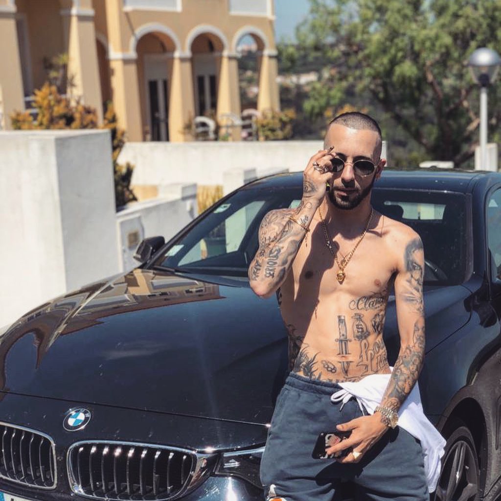 rapper piruka sentado em uma bmw