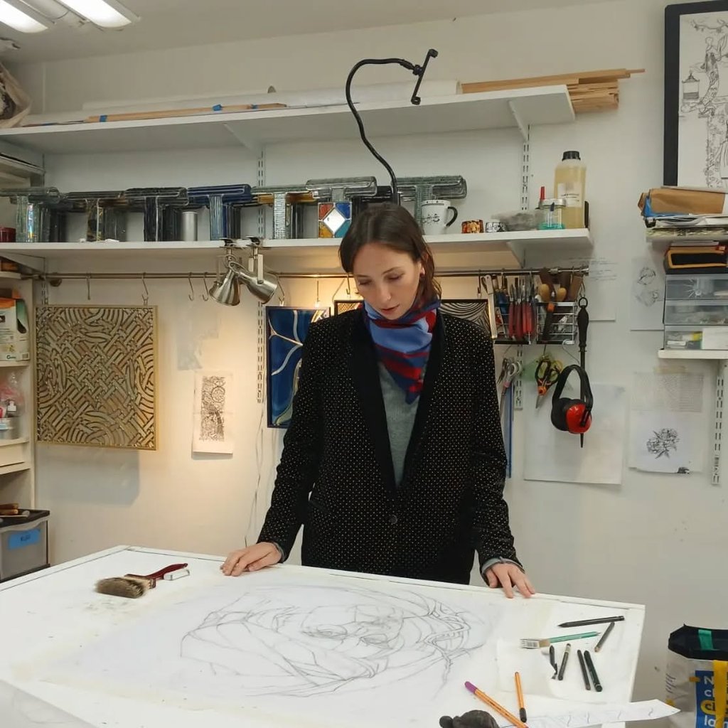 Portrait d'Edith Théret en phase de conception de vitrail