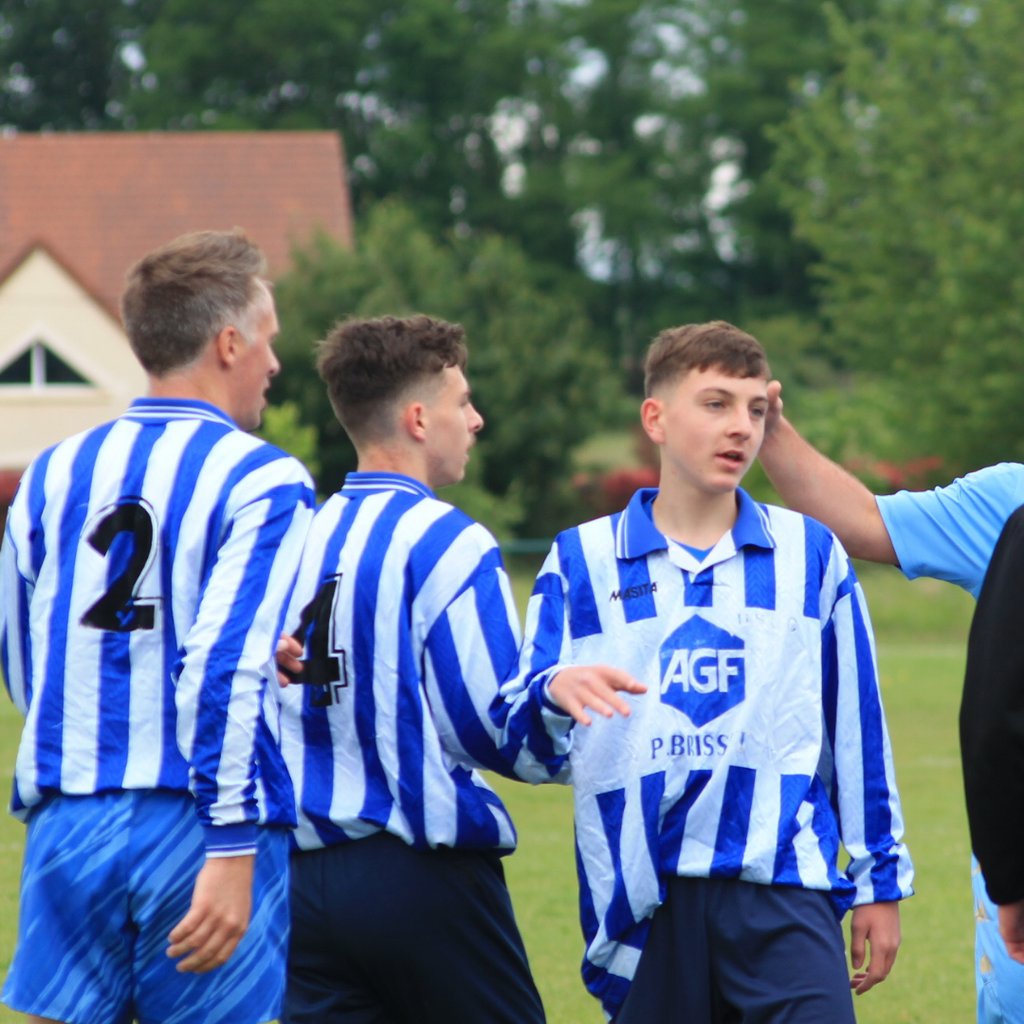3 adultes en tenue de foot