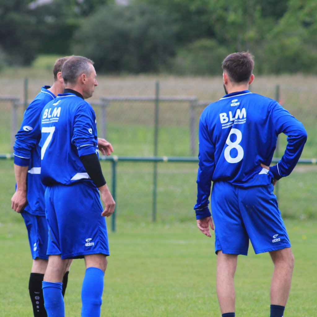 3 adultes jouant au foot