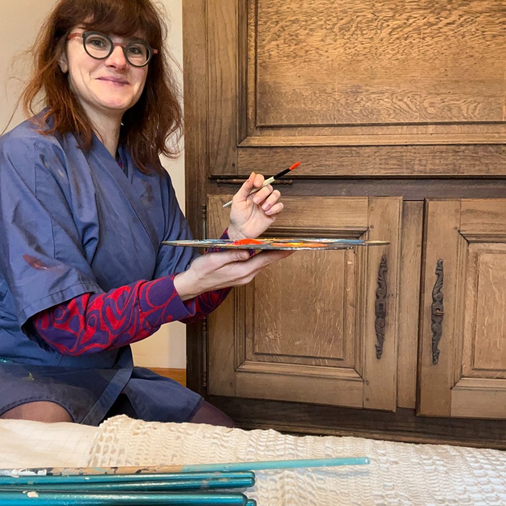 portrait Marie Hardy créatrice artiste cheffe d'entreprise de Fresh Fresque peinture meuble en bois