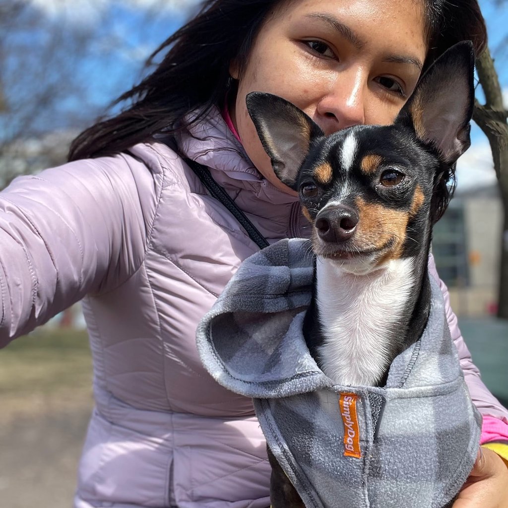 Claudina con Arbuz esperando para clases de piano