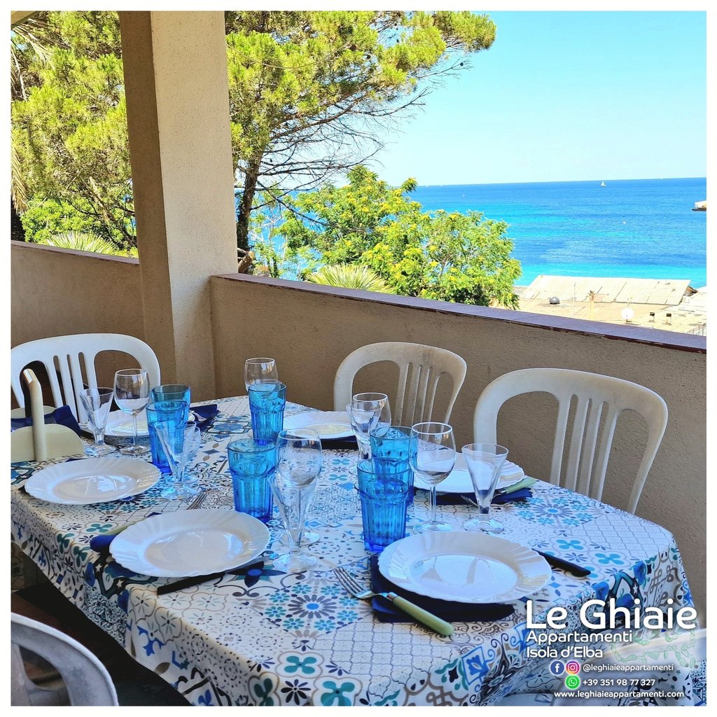 terrazza vista mare con tavolo esterno