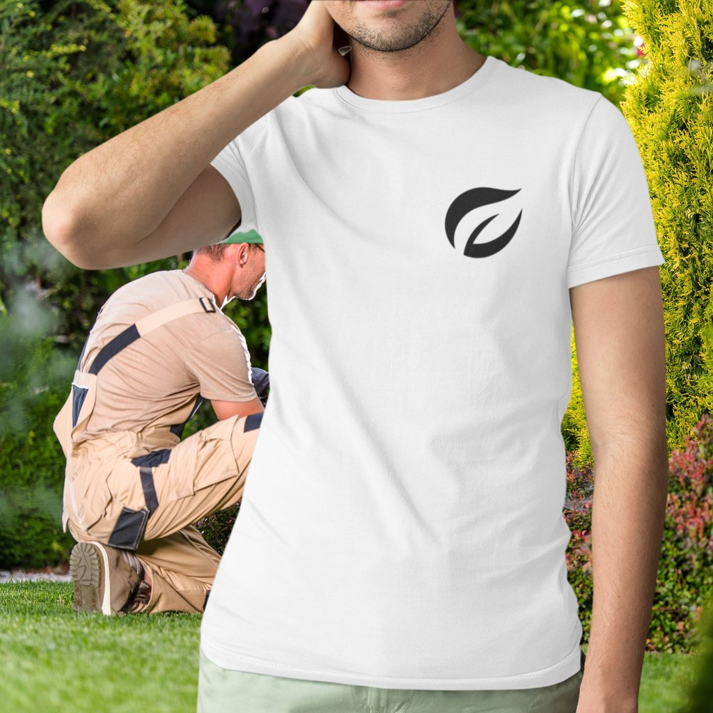 Un homme portant un t-shirt blanc avec un logo de feuille tout en aménageant l'extérieur.