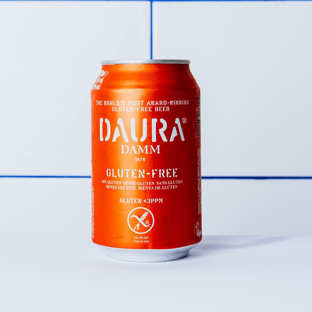 Lata de cerveza Daura Damm sin gluten, disponible en Flipa