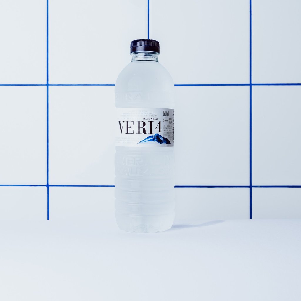 Botella de agua mineral Veri de 50 cl, disponible en Flipa