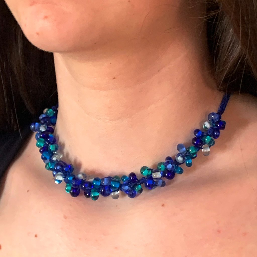 Collier aux reflets éclatants de bleus. Collier moderne en perles de verre de Murano