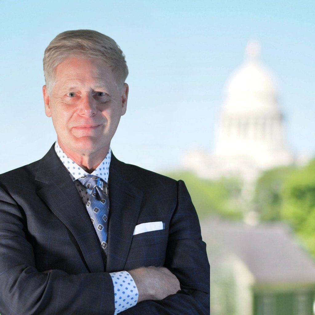Arkansas Wrongful Death Lawyer Gene Ludwig poses in front of State Capital Building