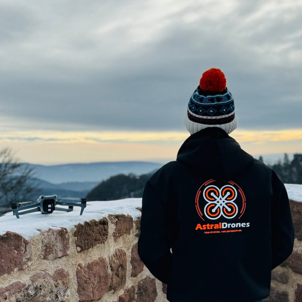 Pilote de drone de dos avec gilet Astral Drones