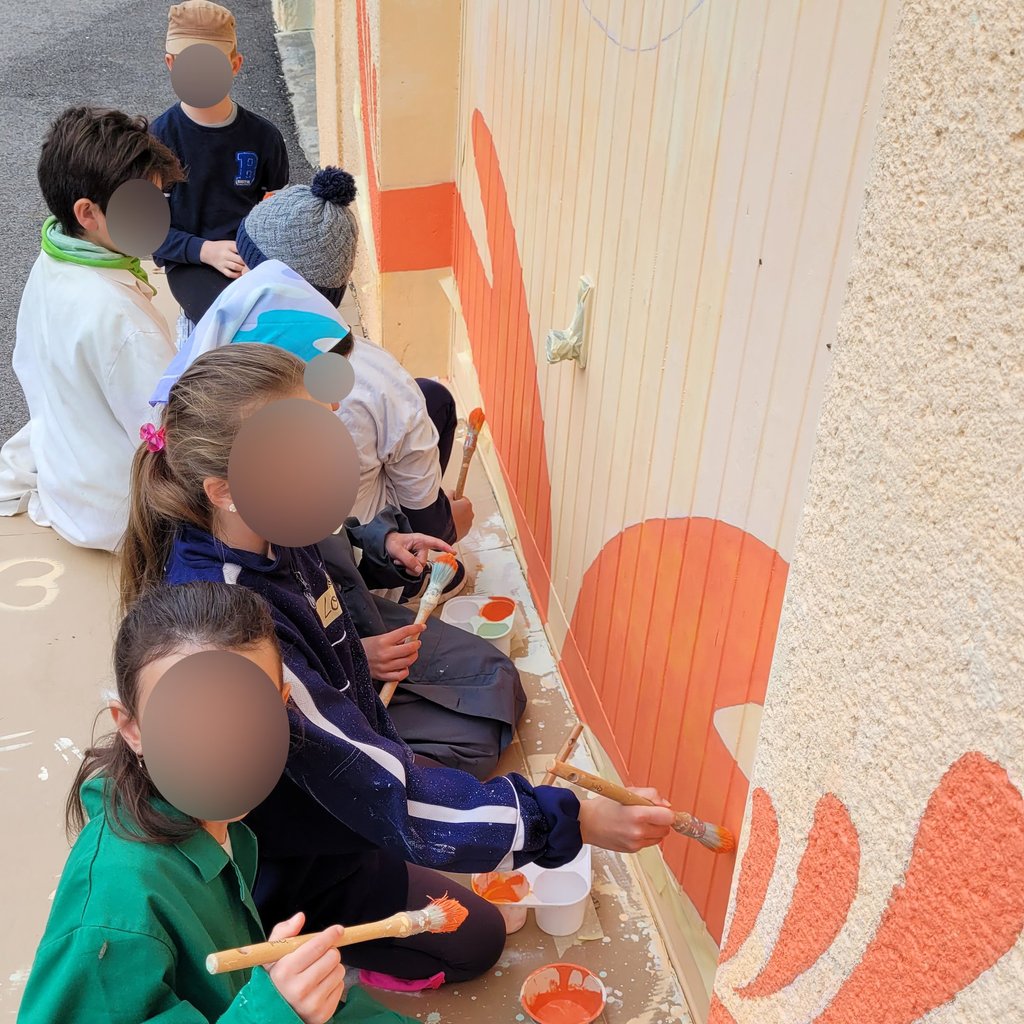 Des élèves peignent une fresque sur un mur d'école à Orgelet, 39 Jura