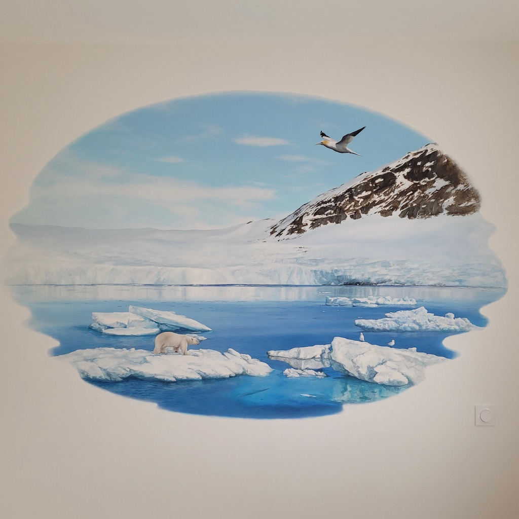 Une peinture d'un glacier dans l'arctique avec ours blanc, oiseaux et icebergs.
