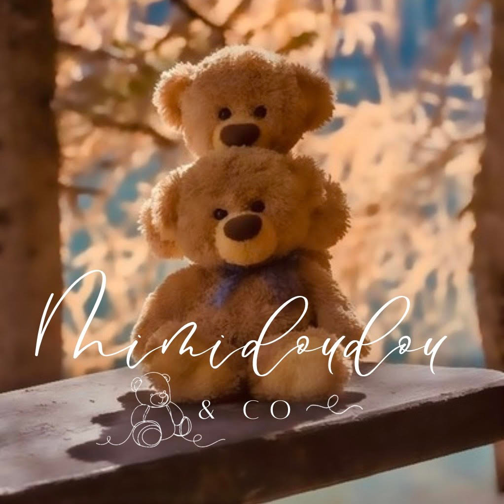 deux ours en peluche assis sur un banc devant un arbre avec logo mimidoudou and co