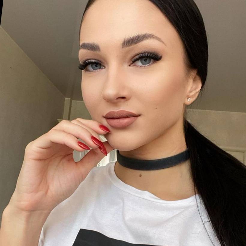femme met la amin sur le menton