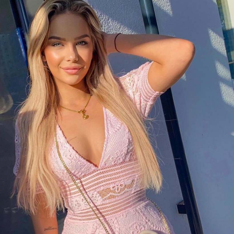 femme en robe rose