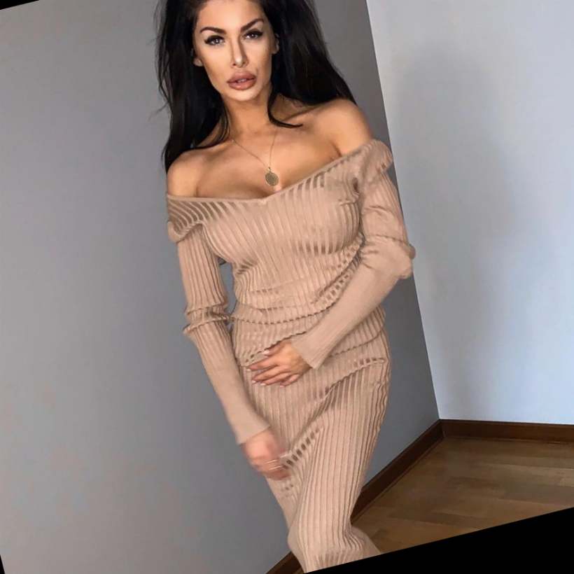 femme porte un robe marron