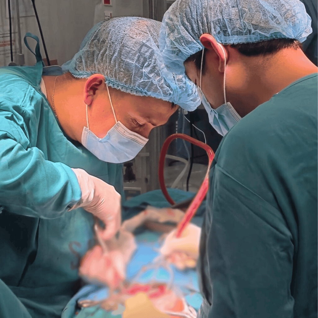 el dr david tafur realizando una cirugia ce columna vertebral 