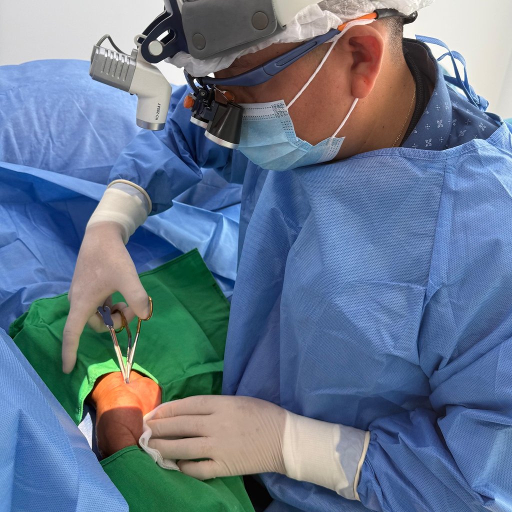 Imagen qe muestra al dr. tafur operando una un nervio periferico