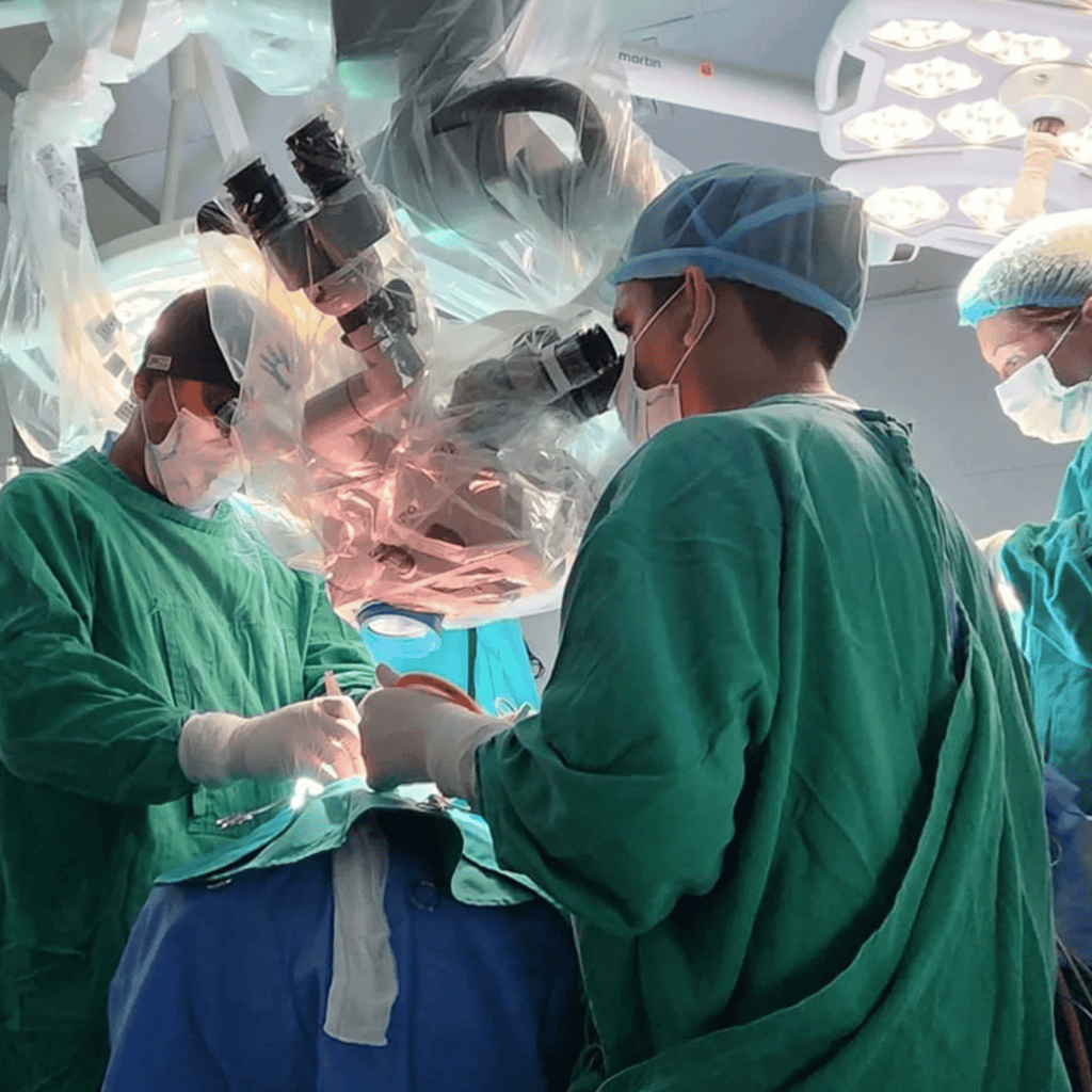 dr davdi tafur realizando una cirugia cerebral