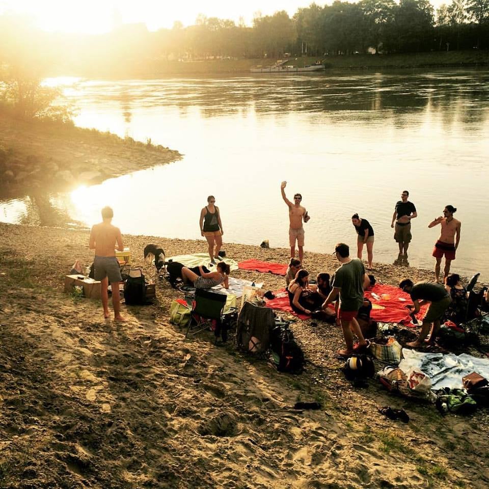 Dein Selbstführung Mentor beim Feiern und Lagerfeuer mit Freunden am Fluss