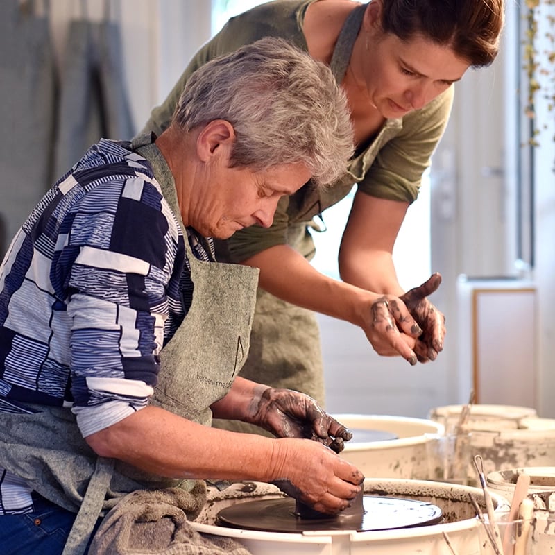Persoonlijke aandacht bij workshop keramiek Breda