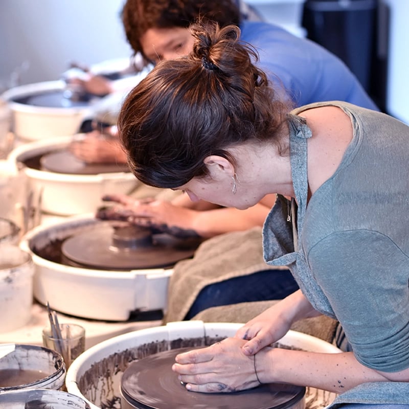 Leer pottenbakken op de draaischijf met een workshop of cursus in breda